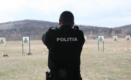 Poliţiştii se îmbată la datorie