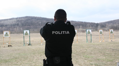 Poliţiştii se îmbată la datorie