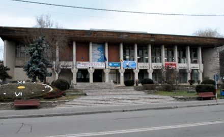 Casa de Cultură Târgu-Jiu, oaie în calea lupilor