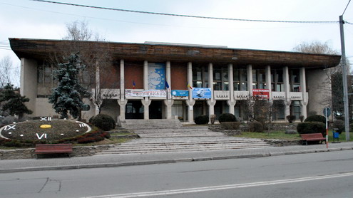 Casa de Cultură Târgu-Jiu, oaie în calea lupilor