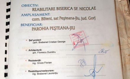 La Bâlteni, Primăria n-are cap, iar biserica acoperiș