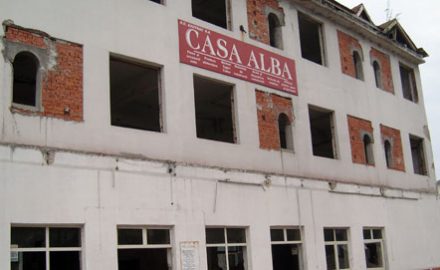 Casa albă versus un salut cu pălăria!