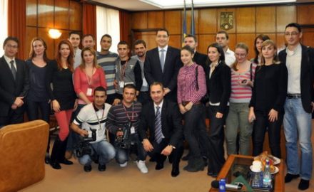Fotografie de grup cu un fost premier, un fost prefect și mai mulți foști ziariști