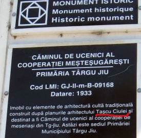 Numele arhitectului clădirii Primăriei Târgu Jiu, pocit chiar pe peretele monumentului istoric