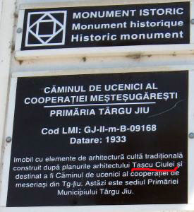 Numele arhitectului clădirii Primăriei Târgu Jiu, pocit chiar pe peretele monumentului istoric