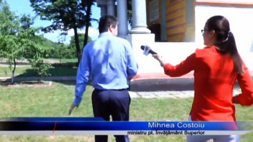 Video: Ministrul Costoiu fuge prin curtea bisericii, de ziariștii care l-au surprins cerșind voturi, la o petrecere pe bani publici!