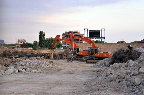 video-procesul-de-demolare-al-vechiului-ion-oblemenco-aproape-de-final-noul-stadion-al-craiovei-va-costa-55-de-milioane-de-euro