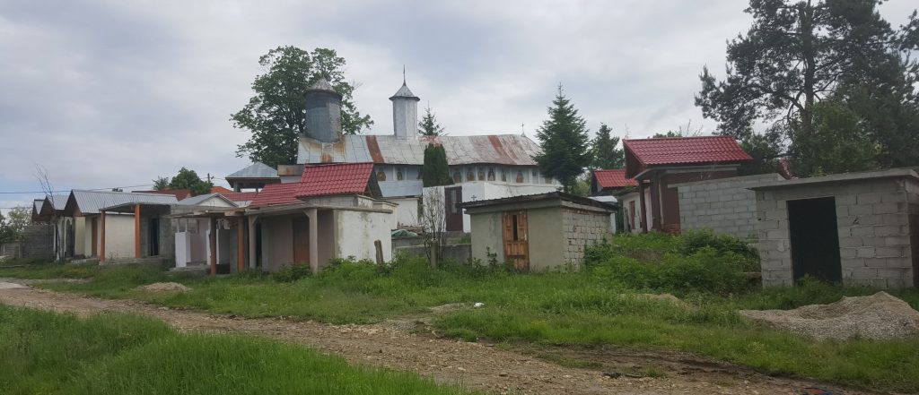 România putredă: lângă Târgu Jiu, morții se-mput la soare, in cotețe – cavou. Video