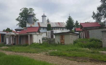 România putredă: lângă Târgu Jiu, morții se-mput la soare, in cotețe – cavou. Video